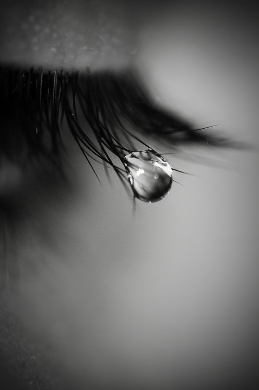 Nước mắt em rơi tình yêu cũng theo nó mà tan vỡ