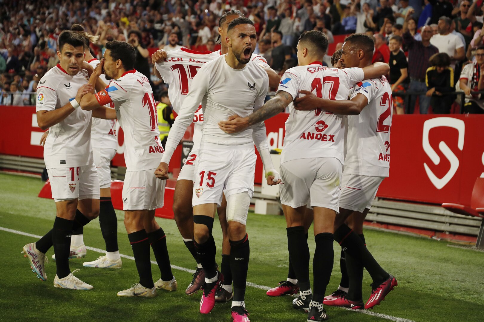 Sevilla niêm yết toàn bộ đội hình để bán để trả khoản nợ 90 triệu euro