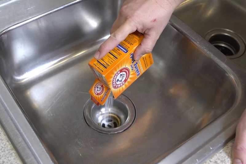 Thông tắc chậu rửa bát bằng baking soda và giấm