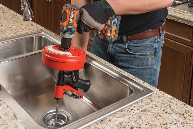 Dùng dây lò xo xử lý tắc chậu rửa bát
