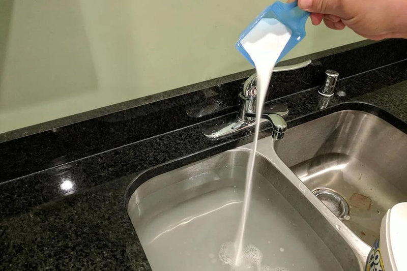 Sử dụng hóa chất thông tắc chậu rửa bát